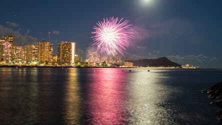 Fireworks Gondola Cruise e ônibus hop-on hop-off em Waikiki